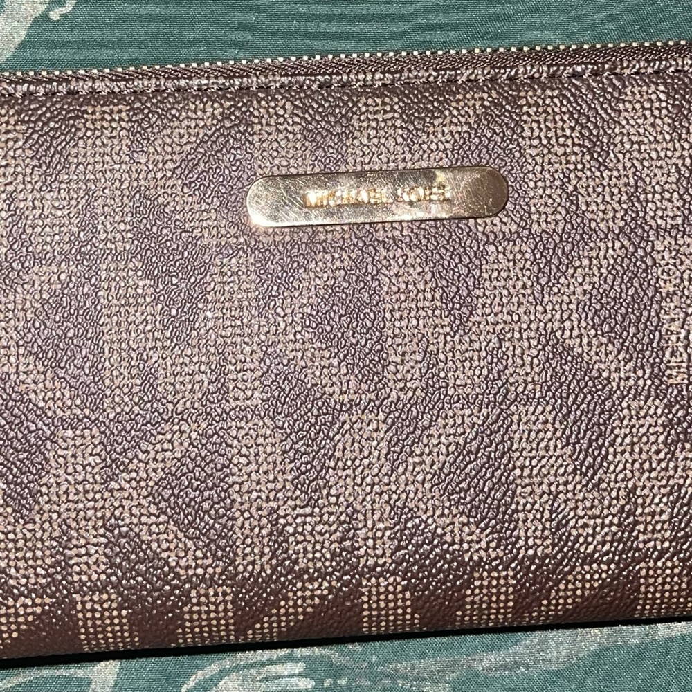 ❌SOLD❌Michael Kors Jet Set Travel Top Zip Signature
Tote Brown. & Wallet - Picture 10 of 13